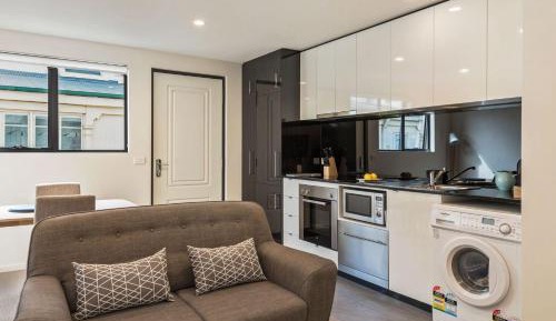 Deluxe One-Bedroom Apartment - 8