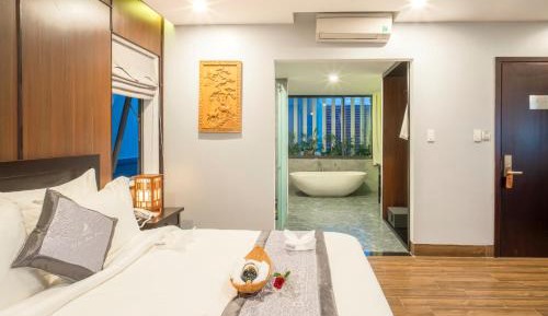 King Suite with Pool View