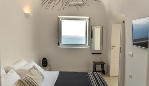 Superior Villa with Caldera View and heated plunge pool