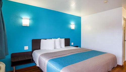 Deluxe King Room - Non-Smoking