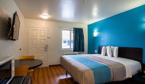 King Room with Roll-in Shower - Disability Access - Non-Smoking