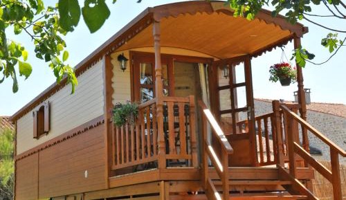 Wooden Caravan (2 People)