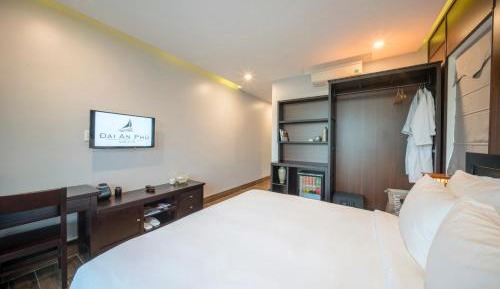 King Room with Balcony - Day Use (8:00 - 19:00)