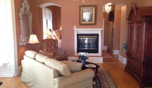Deluxe Queen Suite