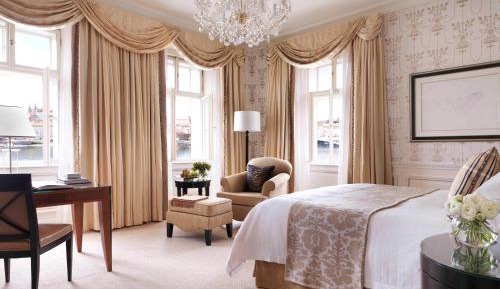 Premier River Room
