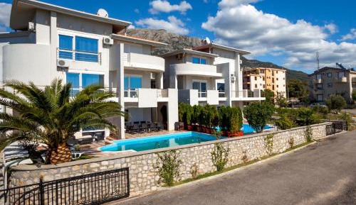 Five-Bedroom Villa with Private Pool (10 Adults) 