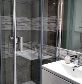 Classic Triple Room with Private Bathroom in the Hall