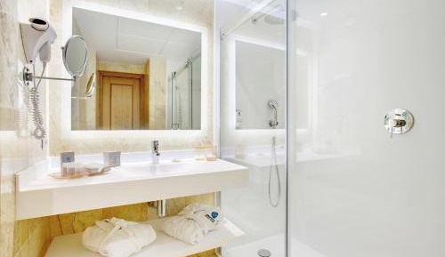 Twin Room (2 Adults + 1 Child)