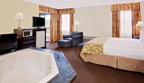 Deluxe King Suite - Non-Smoking