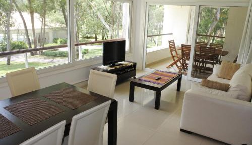 One-Bedroom Apartment with Lake View