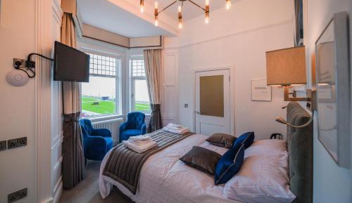 Deluxe Double Room with Side Sea View