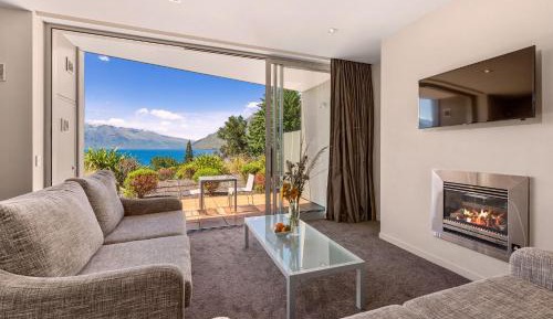 One Bedroom Apartment with Lake View