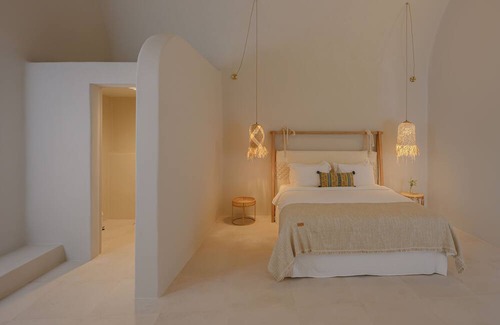 Megalochori House | 3 bedroom Family Cave Apartment with terrace, by Element Suites