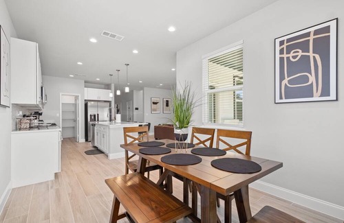 Cedar Crest House | Modern Tropical 5 BR/8 BEDS Home in Heart of Dallas
