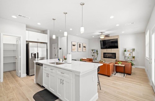Cedar Crest House | Modern Tropical 5 BR/8 BEDS Home in Heart of Dallas