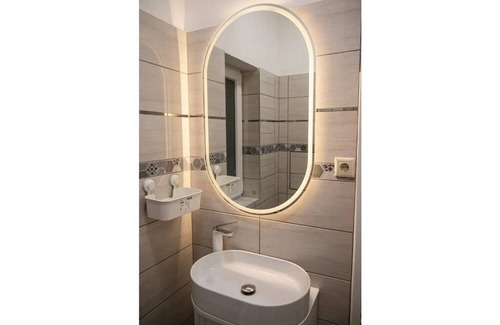Krisztinavaros Apartment | cozy standard apartment with king size bed room 02