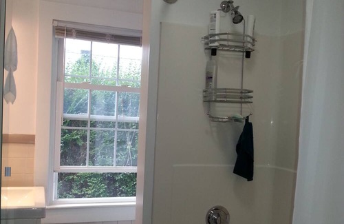 Newport East Cottage | You will love this cozy beach cottage ..... 5 minute walk to the beach !!