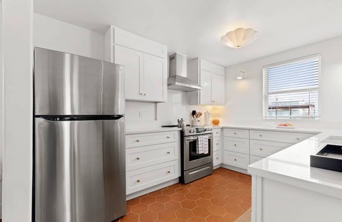 Arsenal House | Charming Bungalow Near Riverwalk | Private Off-street Parking, Patio, Stocked Kitchen, Fast WiFi