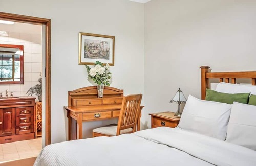 Mount Dandenong Cottage | Spa Cottage in 7 acre Rain Forest Paradise