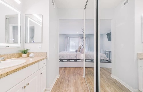 Warner Center Apartment | Resort-like | Gated | 1BD Condo | Parking | Pool