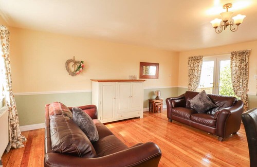 Palnackie Cottage | HEREFORD COTTAGE, pet friendly, with hot tub in Dalbeattie
