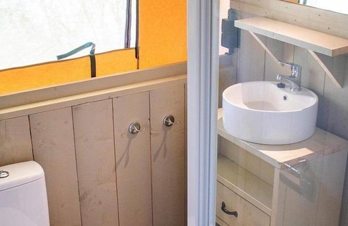 Saint-Julien-des-Landes Ski Chalet | Luxe Sanitary Xl 6 Pers. Villatent at flowery 4-star camping La Bretonnière