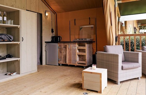 Sainte-Sigolene Ski Chalet | Luxe Sanitary 5 Pers. Villatent at the 4-star campsite de Vaubarlet in Auvegne