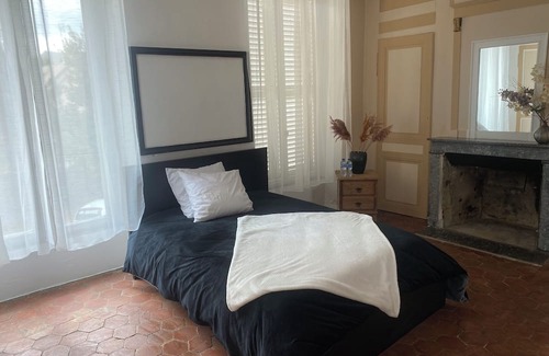 Saint-Cyr-en-Pail Other | Petit château