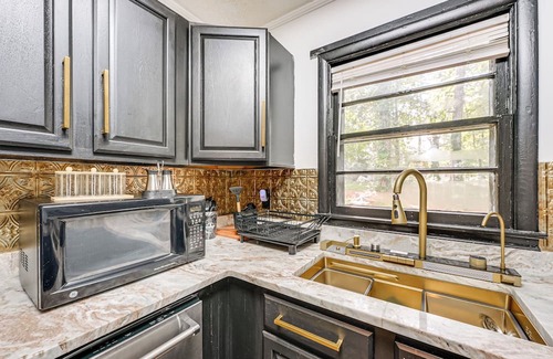 Marietta Cottage | 5 Mi to Town: Pet-friendly Retreat in Marietta!