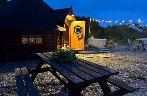 Dwyran Cabin | Hobbit Haven Hot Tub and Countryside Bliss
