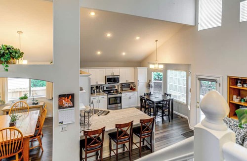 Prides Crossing Cottage | Private Hot Tub w/Projector: Modern Aurora Home