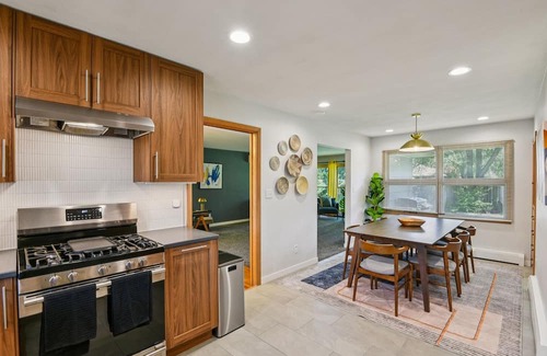 University Heights House | Iowa City 4br Backyard Walk To Stadium 4 Bedroom Home