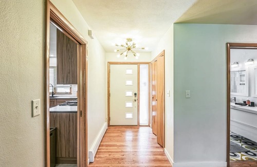 University Heights House | Iowa City 4br Backyard Walk To Stadium 4 Bedroom Home