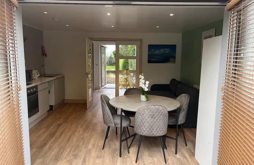 County Meath Apartment | 1-bed Cosy Country Retreat- Sleeps 5, Emerald Park