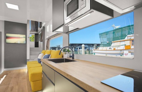Sausalito Boat Rental | Modern Luxury Floating 2bd/1ba Boat Home in Scenic Sausalito - Walk to Downtown!