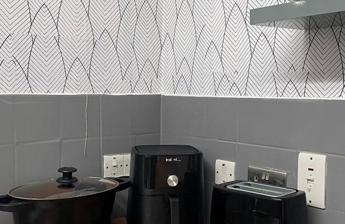 Roding Apartment | Entire apartment in Greater London, 5-minute walk from the Central Line station.