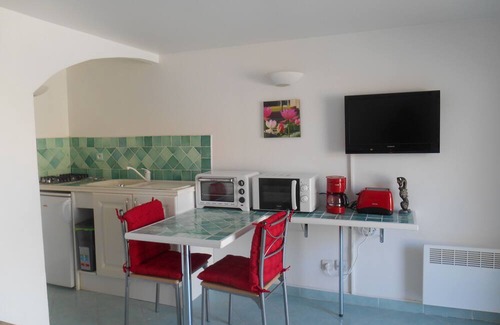 Meze Villa | 3 minutes walk from the beach, lovely studio with garden climate