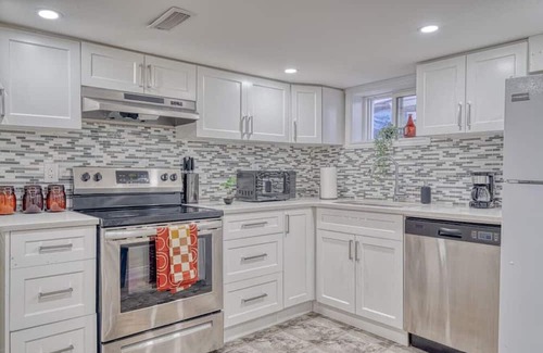 Hamilton House | Cozy Entire 5 bedroom close to all amenities!