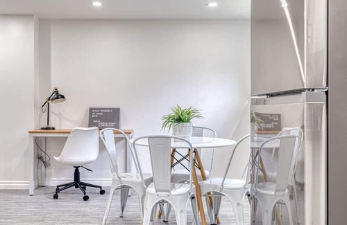 Hamilton Condo | Mohawk+St.Joes+Near hwy+fast wi-fi+ free parking