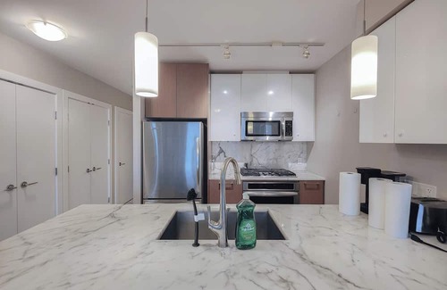 Richmond City Centre Apartment | 2BDR & 2Bath | AC | Free WiFi & Parking @ Oval Park