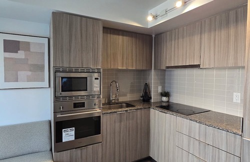 Bay Cloverhill Condo | Luxurious City Retreat with Stunning Views, Modern Amenities & Prime Location!nn