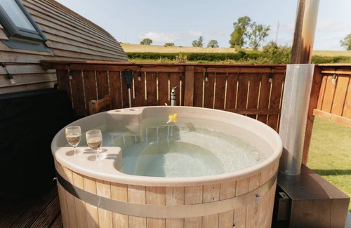 Kirkby Stephen Cabin | Cosy Cabin with Hot Tub near the Yorkshire Dales