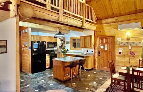 Three Rivers House | Charming 2-bedroom house in welcoming Bend/Sunriver area with WiFi, AC