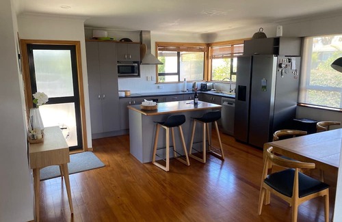 Omanu House | Valley Road Beach house - central Mt location & only 200 mtrs from beach