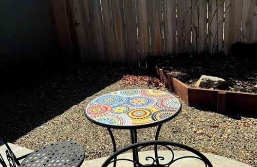 Yosemite Forks Apartment | Cozy studio in tranquil Oakhurst with Kitchenette, secluded patio, AC, WiFi