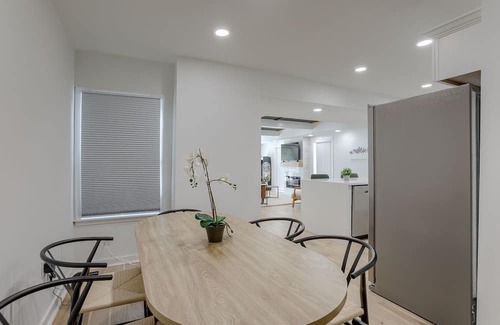 Riverview House | Family-Friendly Stay in Kansas 3Bedroom w/Backyard Arcade & Fire Pit