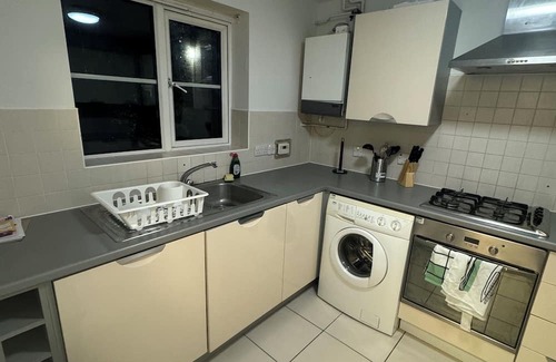 Ipswich House | Spacious home in Prime Location - Free Parking
