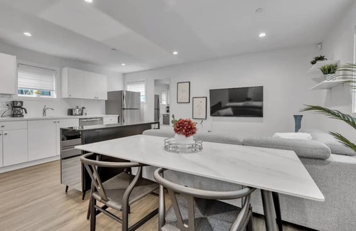 Sunset House | Cozy Laneway House In The Heart of the City!