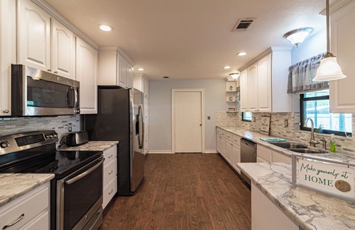 Summerfield House | Charming 2-bedroom lakefront house in Summerfield with WiFi and AC