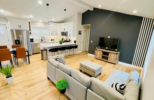 Willowbrook House | Charming 3-bedroom Cottage with AC & WiFi in Willowbrook